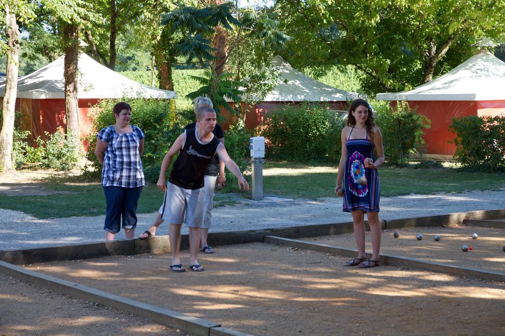 Camping Le Pressoir Petit-Palais-et-Cornemps Eksteriør billede
