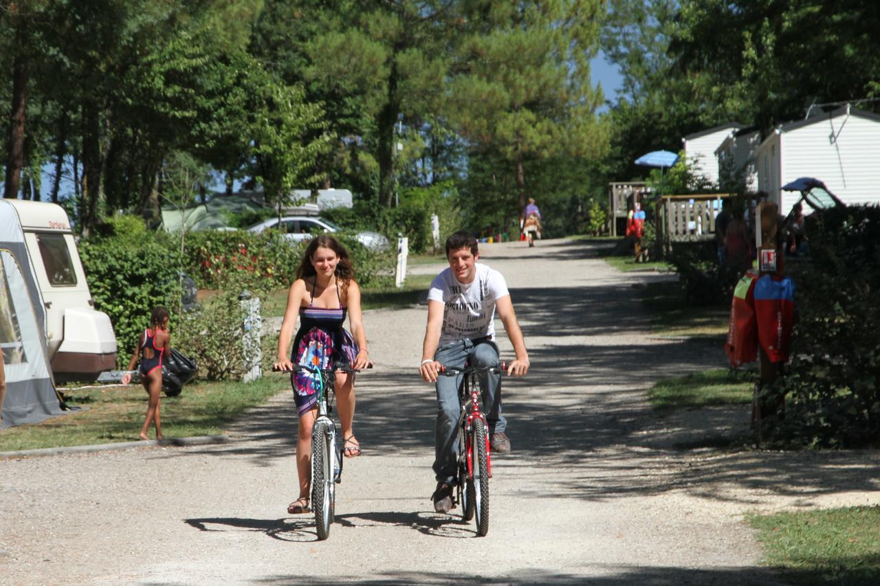 Camping Le Pressoir Petit-Palais-et-Cornemps Eksteriør billede